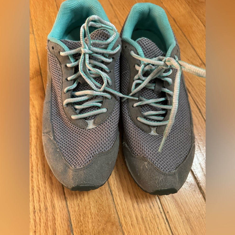Patagonia Fore Runner women’s running shoe - euc - size 9 runs small!